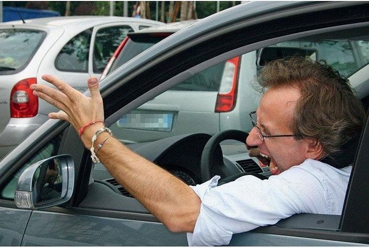 Taglia una mano con un machete dopo una lite per un parcheggio