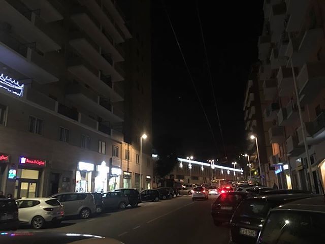 Cagliari, il rebus delle luminarie natalizie: quelle vie lasciate al buio a San Benedetto