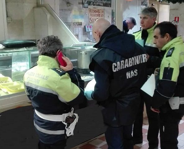 Cagliari, “ragioni di salute pubblica”: chiuso il box del pesce fritto al mercato di San Benedetto