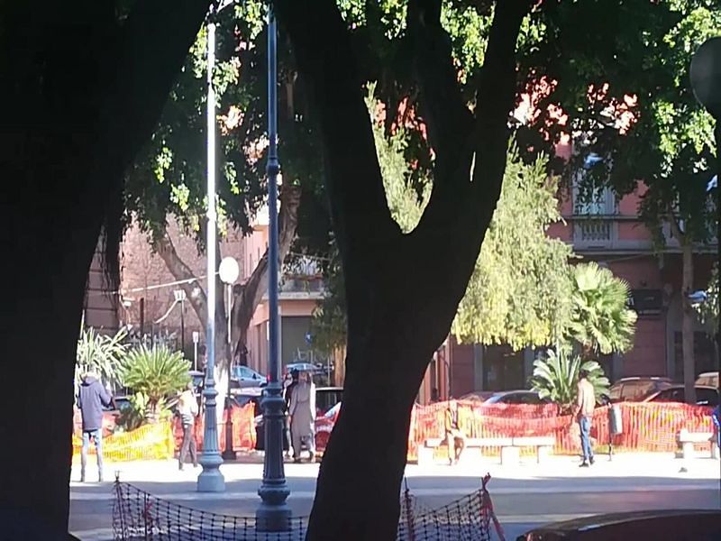Cagliari, ennesimo litigio tra stranieri in piazza del Carmine: volano spinte e pugni