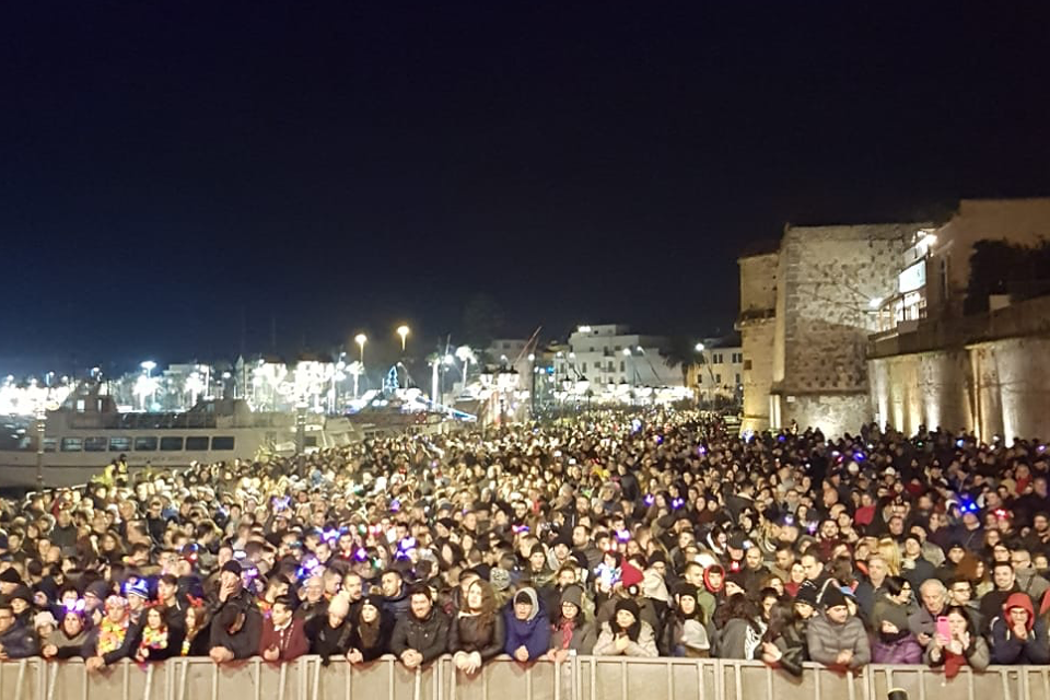 Alghero, tutti pazzi per Capodanno: migliaia di persone ballano sul lungomare