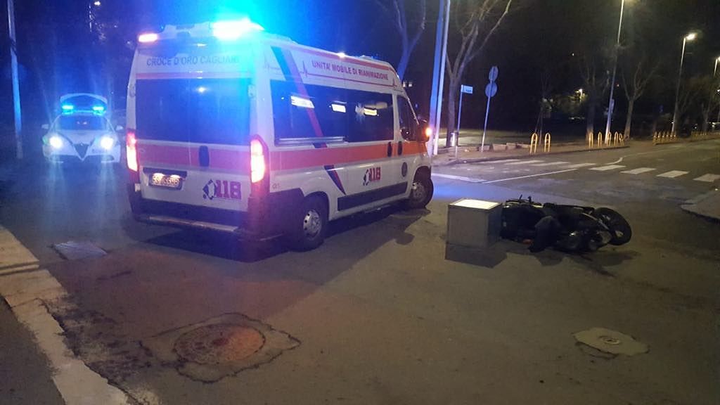 Cagliari, tampona uno scooter in via Quirra poi scappa senza soccorrere il ferito