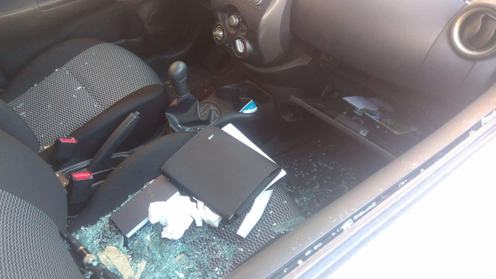 Vandali scatenati a Monserrato, distrutti i finestrini di 15 auto