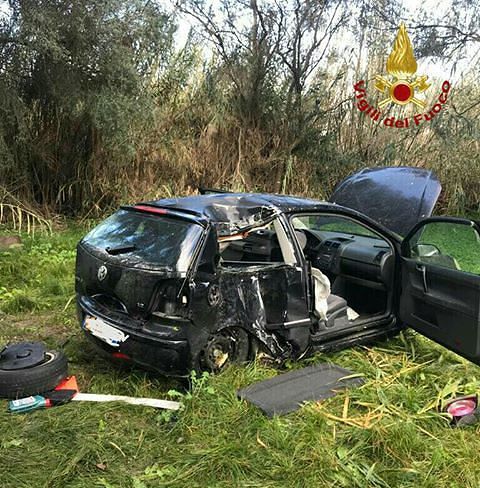 L’auto si ribalta a San Giovanni Suergiu, grave un giovane estratto dalle lamiere dai vigili del fuoco