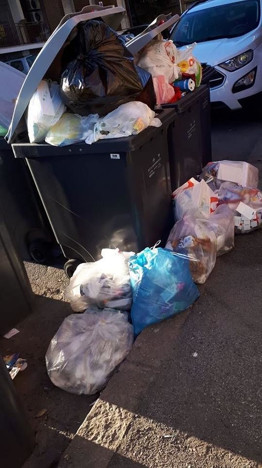 Il Comune annuncia la nuova pista ciclabile a Monte Claro, i residenti: “Guardate l’inciviltà della spazzatura in via Mattei”