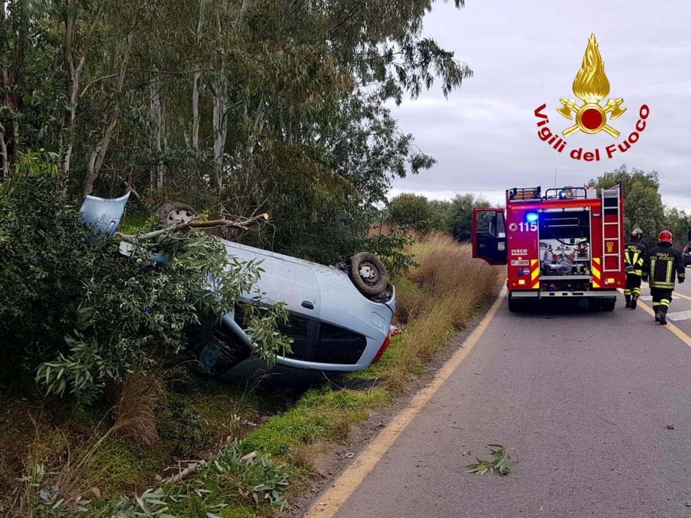Spaventoso incidente a Sarroch, auto si ribalta sulla 195: due feriti