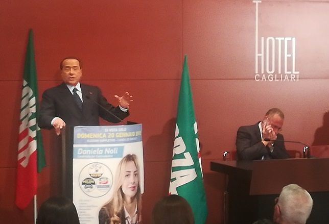 Berlusconi show a Cagliari: “Solinas scelto in mezz’ora, siamo i missionari della democrazia”