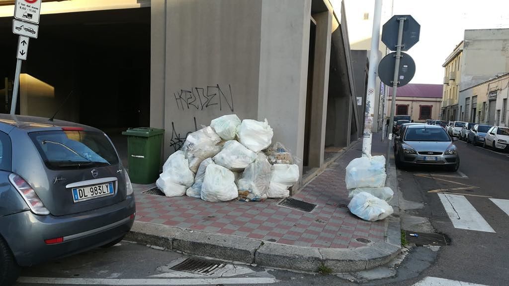 “Cagliari, raccolta differenziata ore 16.05, palazzo Rai”: la rabbia di residenti e commercianti