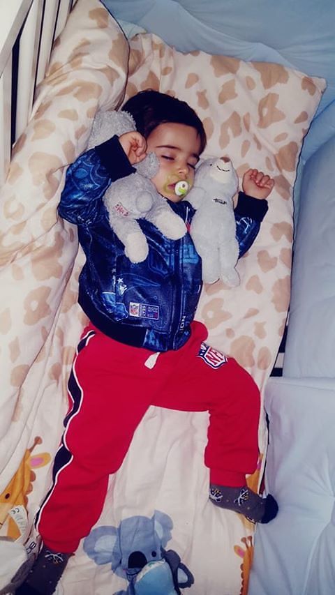 Tommy stringe felice il Trudino Froger, ritrovato in via Manno grazie alla bontà delle cassiere