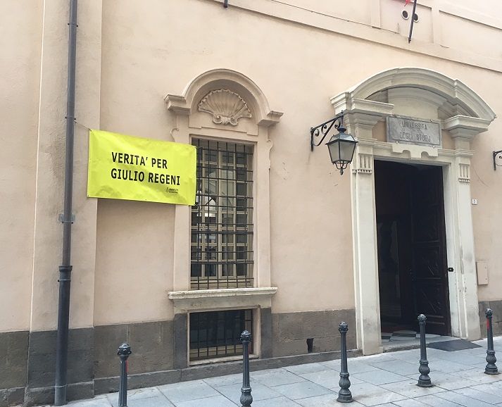 “Verità e giustizia per Regeni”, lo striscione da oggi al Rettorato di Cagliari