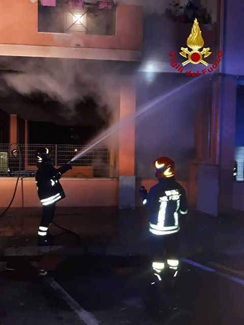 Cagliari, incendio nella notte a Mulinu Becciu: i vigili del fuoco fanno evacuare la palazzina