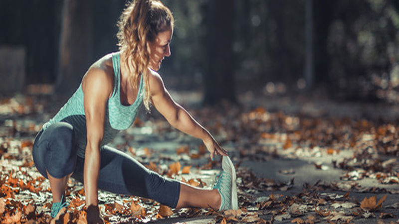 Senzatetto romeno si masturba davanti a una donna che fa ginnastica