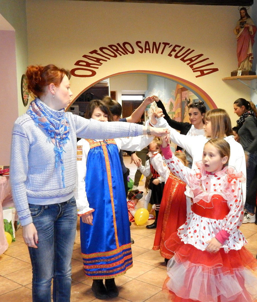 Cagliari, tutti i bimbi “pazzi” per il Carnevale Slavo: grande festa a Sant’Eulalia per una vera integrazione