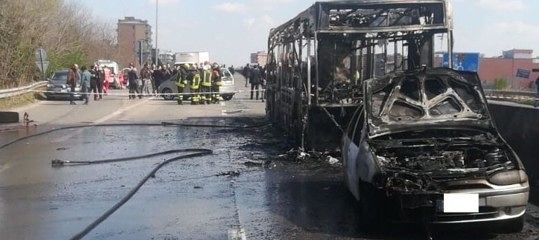 “Lo faccio per i migranti, basta morti nel Mediterraneo”. E dà fuoco allo scuolabus