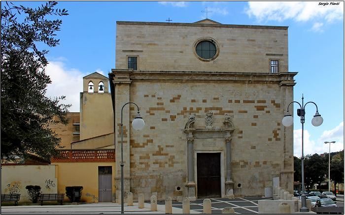 Cagliari, urla e insulti in via San Lucifero: “Un ragazzo ubriaco ha danneggiato le auto parcheggiate”