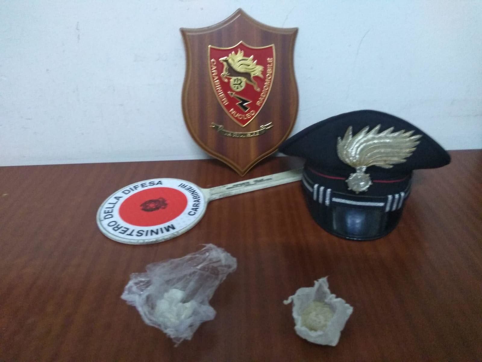 Un sorpasso azzardato sulla 131 gli costa caro: fermato dai militari spunta coca ed ecstasy