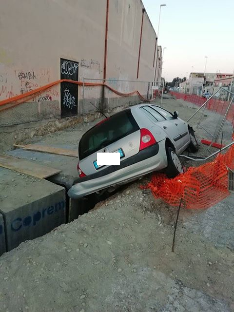 Pirri, incidente nella notte: auto finisce in una buca nel cantiere stradale