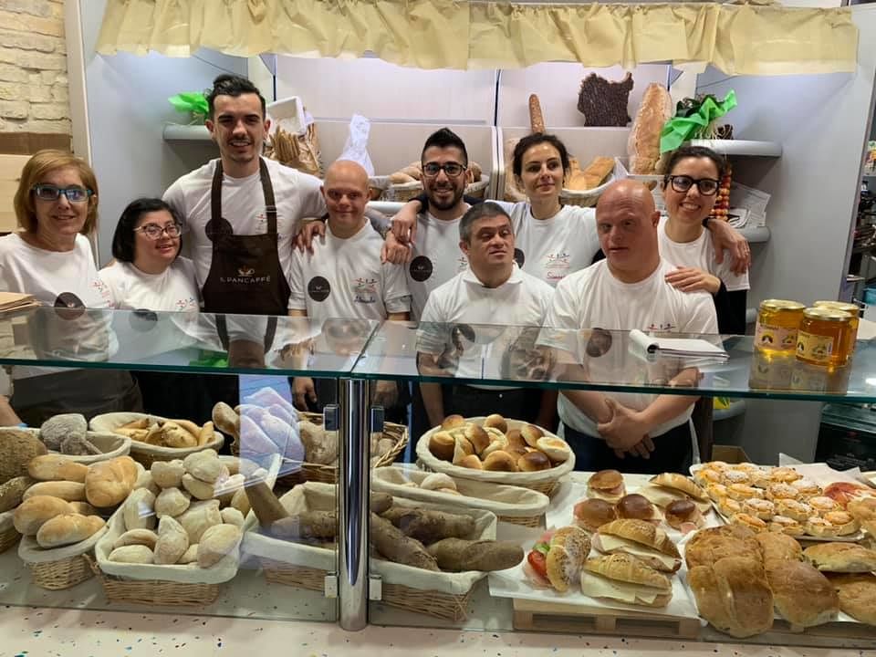 Caffè e croissant serviti dagli atleti speciali della Olimpia Onlus a Cagliari: “Baristi per un giorno, una grande emozione”