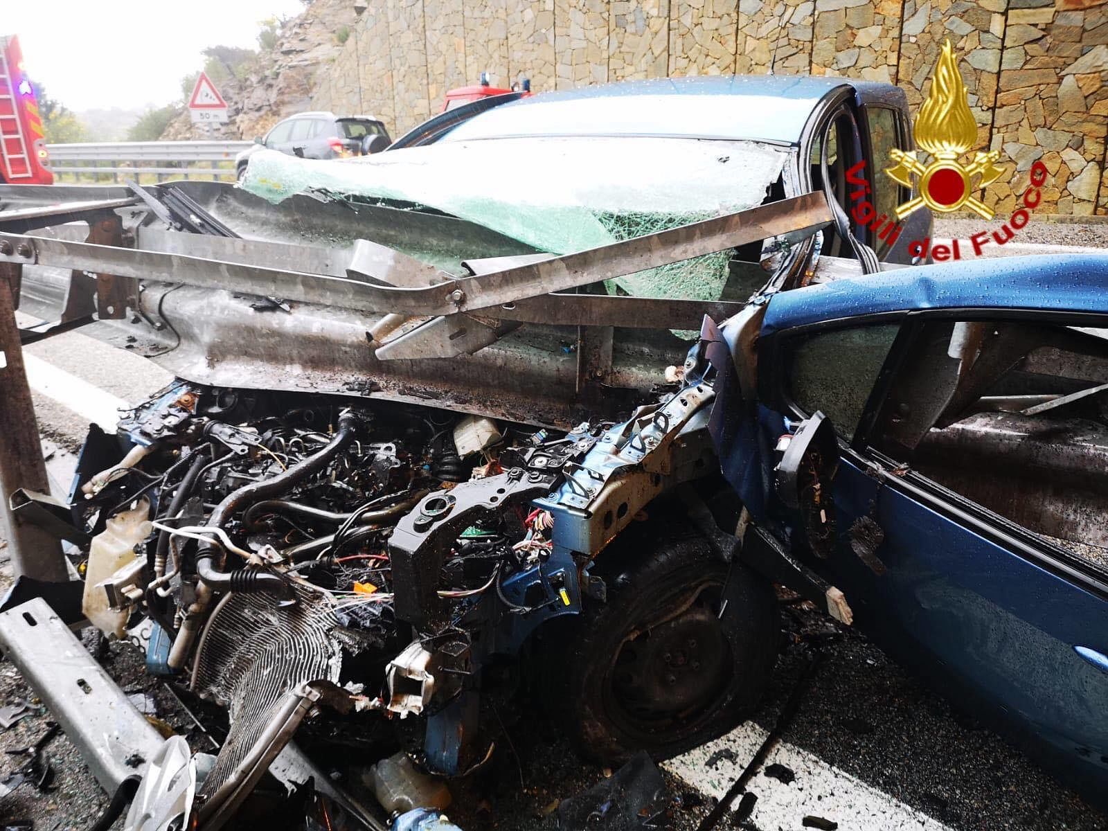 Bruttissimo incidente sulla 131dcn: si schianta sulla barriera metallica, miracolosamente illesa