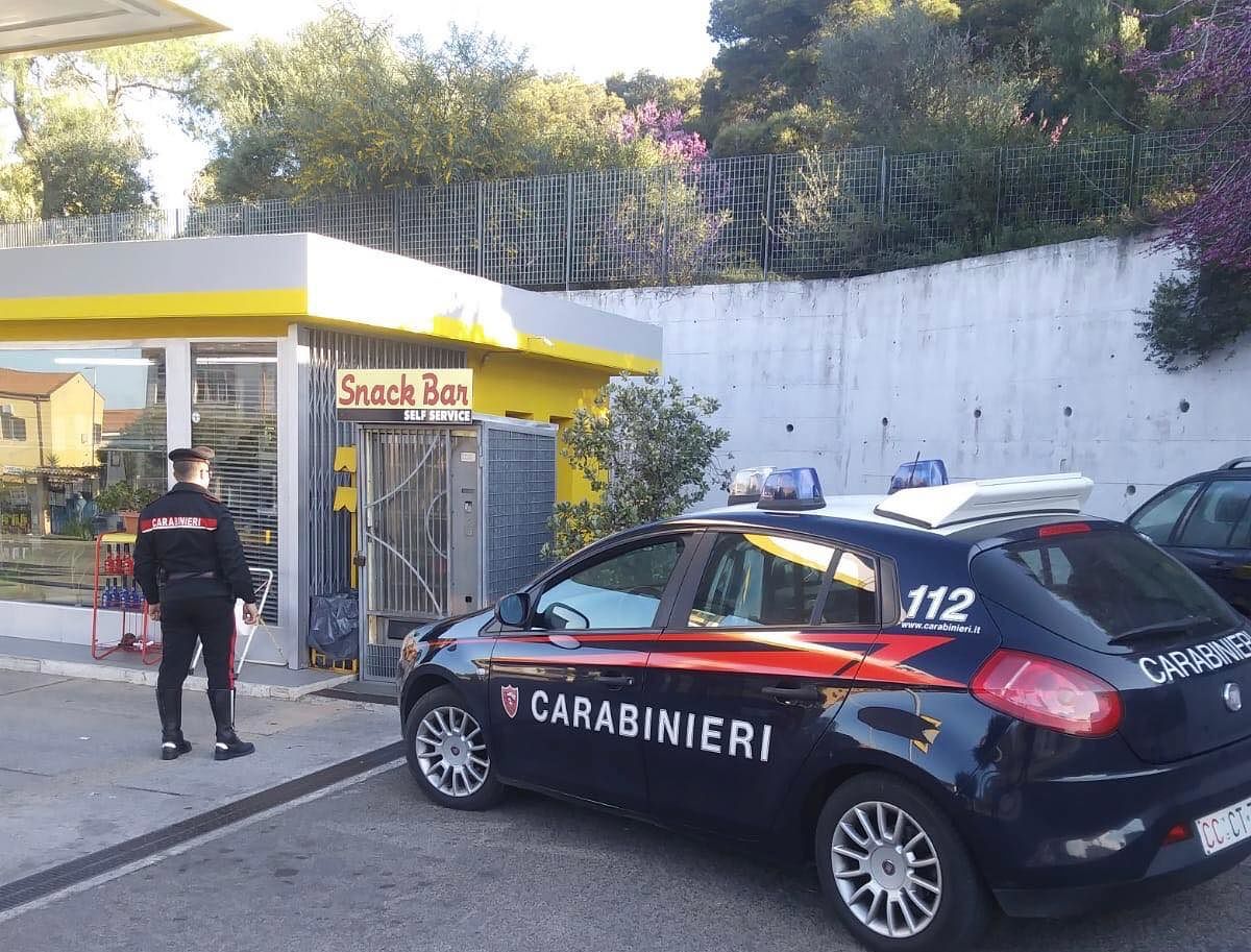 Carbonia, sorpreso a scassinare un distributore di snack e bevande: arrestato