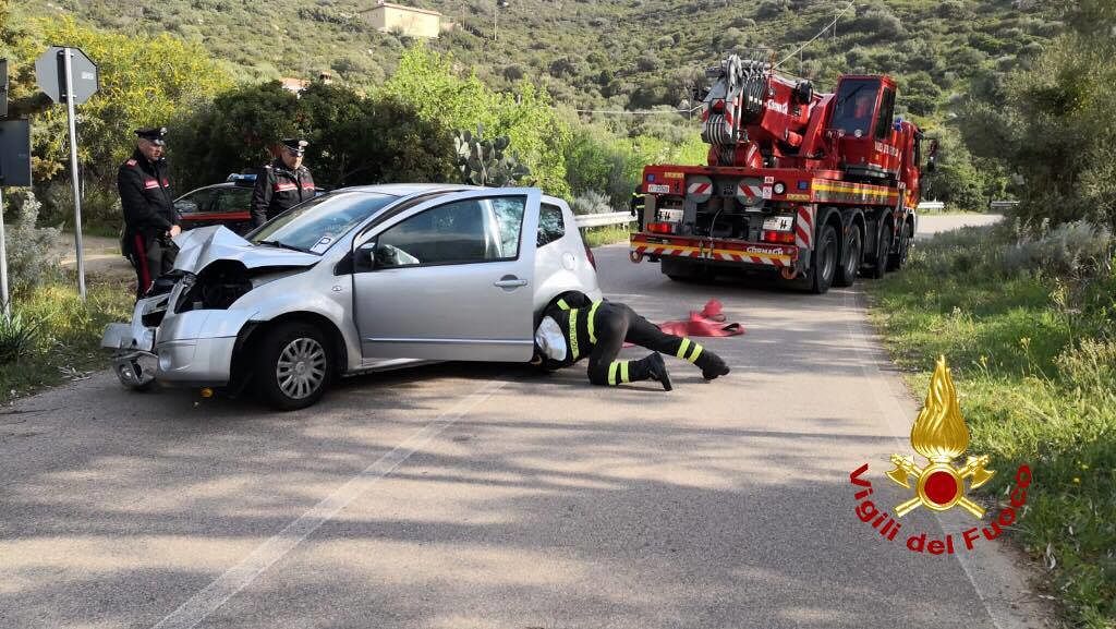 Sinnai, auto finisce fuori strada sulla provinciale 17: 80enne all’ospedale