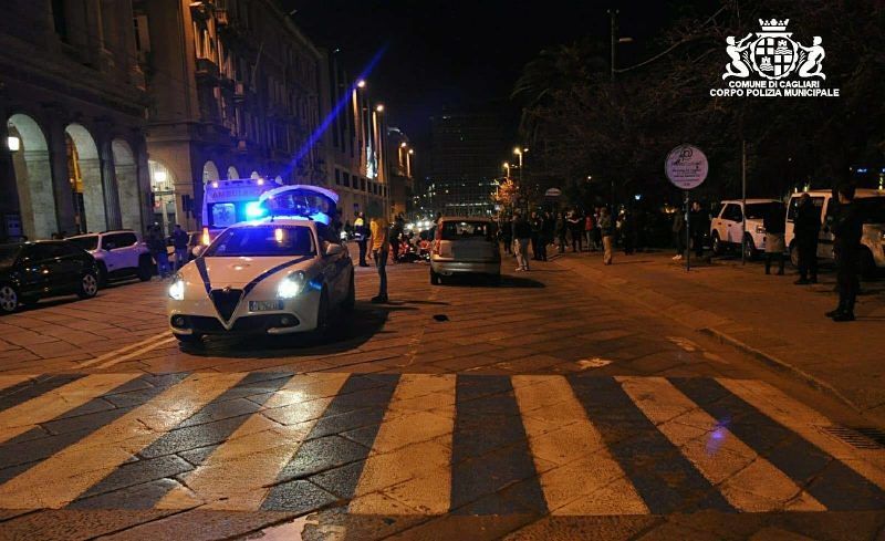 Cagliari, travolti sulle strisce da un’auto in via Roma: marito e moglie all’ospedale