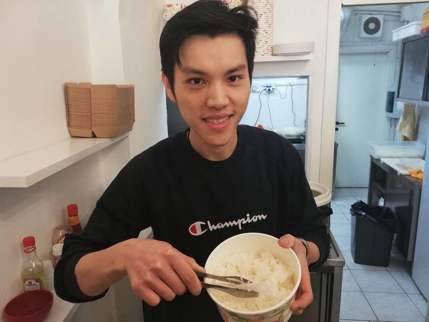 Cagliari, alla Marina c’è il sushi hawaiano: “Giovani stregati dal pesce con verdura e frutta”