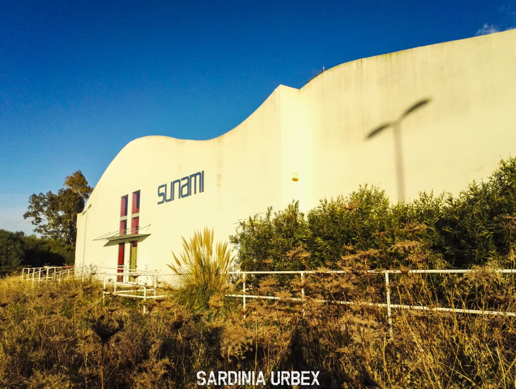 Allo Tsunami di Pula ballano polvere e ruggine, nell’ex discoteca regna la distruzione: le foto del caos