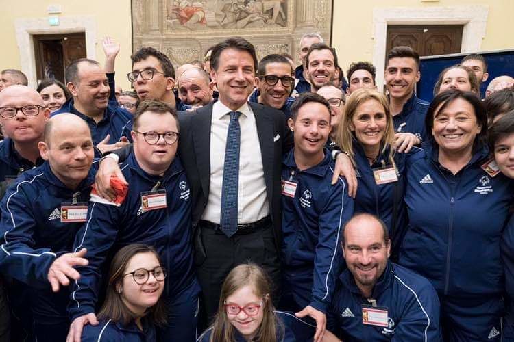 Giuseppe Conte abbraccia gli atleti sardi della Special Olympics: “Il loro affetto mi ha emozionato”