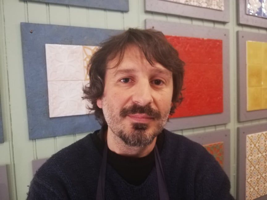 Fabio, ceramista di Castello: “Strade sporche e auto a folle velocità, quante figuracce con i turisti”