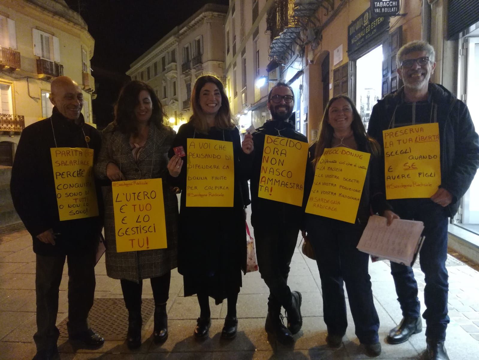 Festa della donna, a Cagliari in regalo anche preservativi: “Meglio delle mimose”