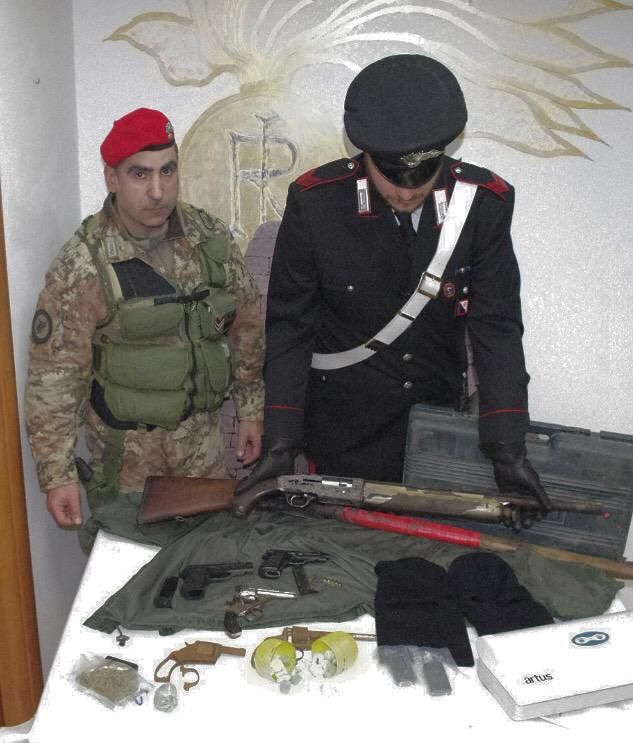 Allevatori sorpresi con armi illegali in casa: padre e due figli in manette a Siurgus Donigala