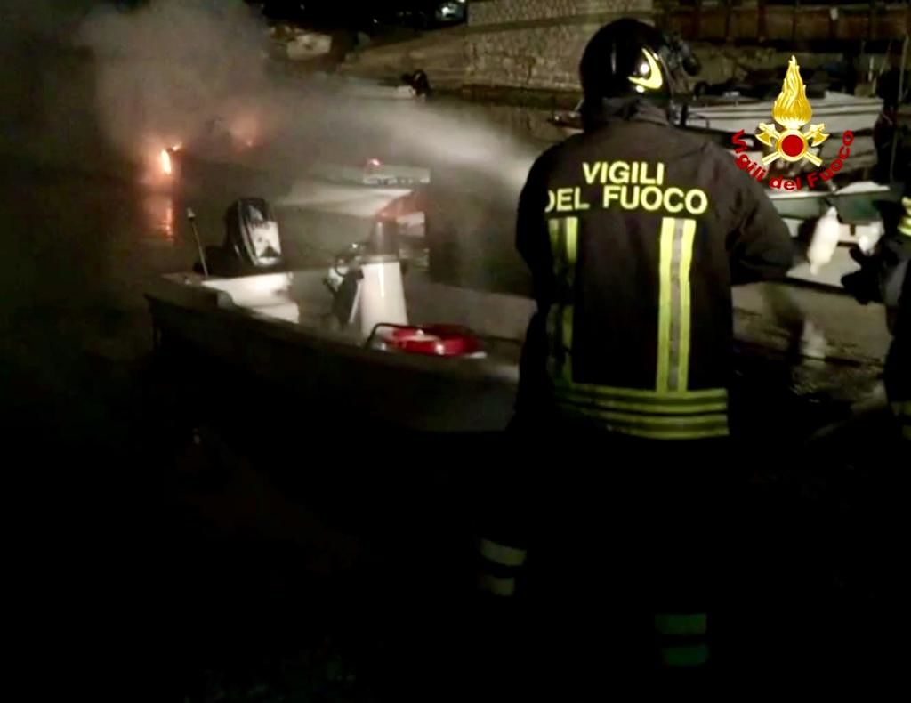 Cagliari, paura a Sant’Elia: barca in fiamme nel porticciolo della pesca