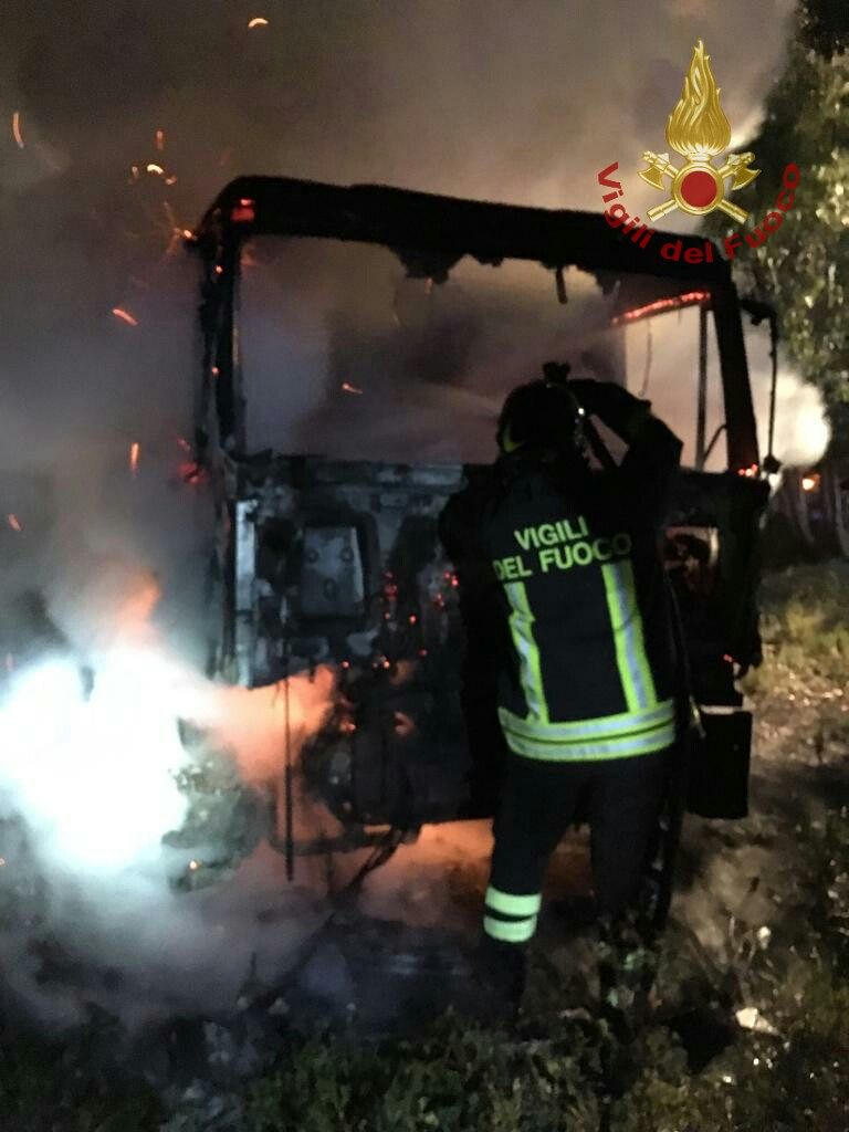 Ussana, fiamme lungo la Sp 9: autoarticolato distrutto dal rogo