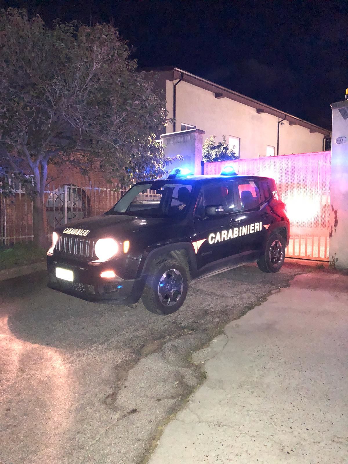 Aggredisce i barracelli e ruba l’auto di servizio, poi minaccia il padre: 35enne in manette a Villacidro