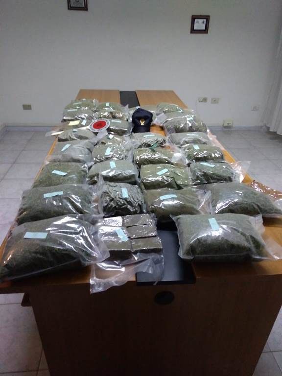 Sassari, nel portabagagli la sorpresa: 20 chili di marijuana, in manette 57enne