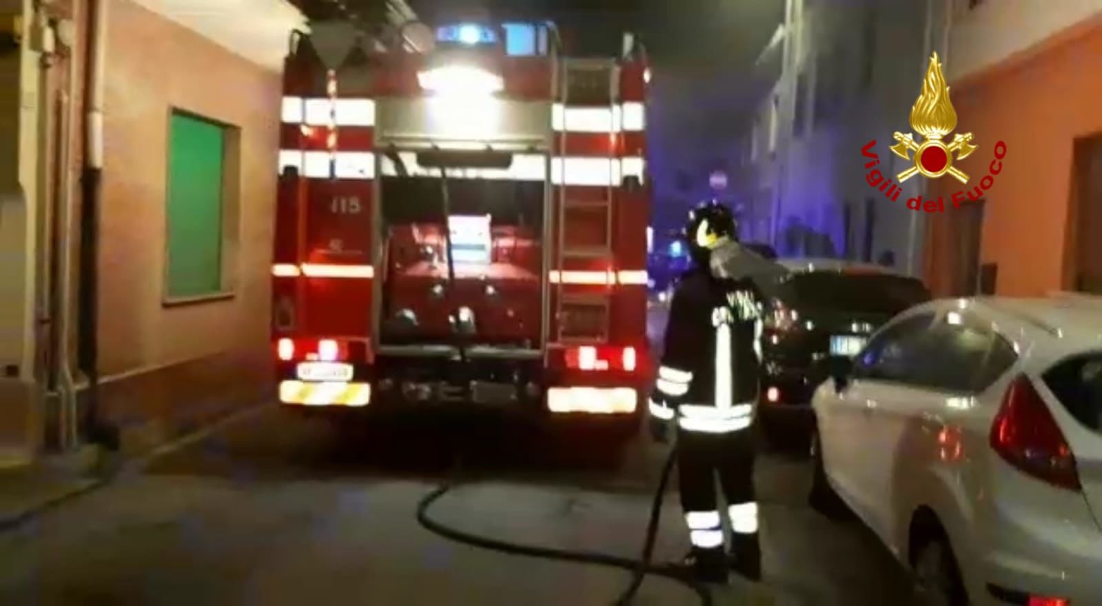 Paura nella notte, fiamme in un’abitazione a Pirri