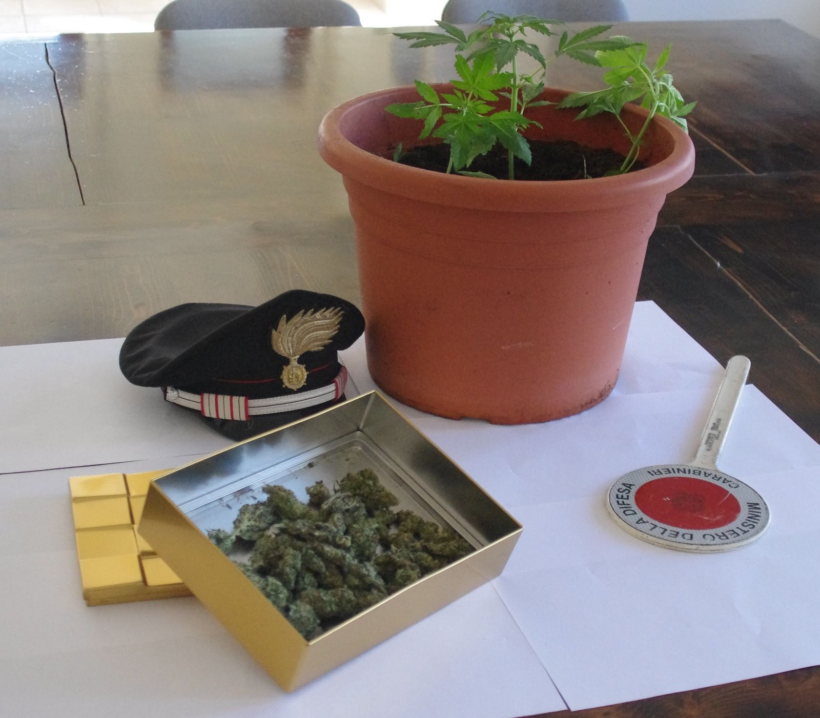 Minacce alla madre per avere i soldi per la droga: 19enne in manette a Villacidro