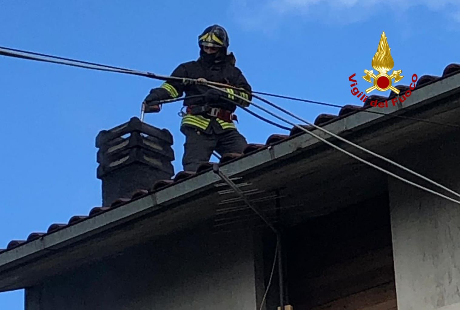 Paura a Orroli, a fuoco una canna fumaria: i vigili evitano il propagarsi delle fiamme