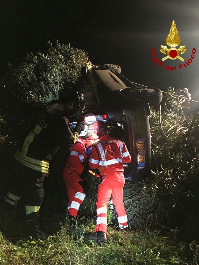 Villamassargia, auto si ribalta sulla provinciale nella notte: donna ferita estratta dalle lamiere