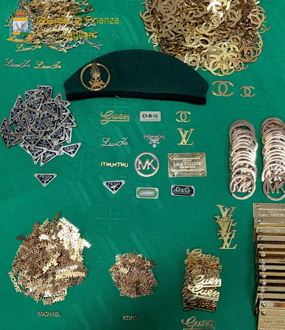 Cagliari, blitz dei finanzieri nella filiera del falso: sequestrate 1404 etichette contraffatte
