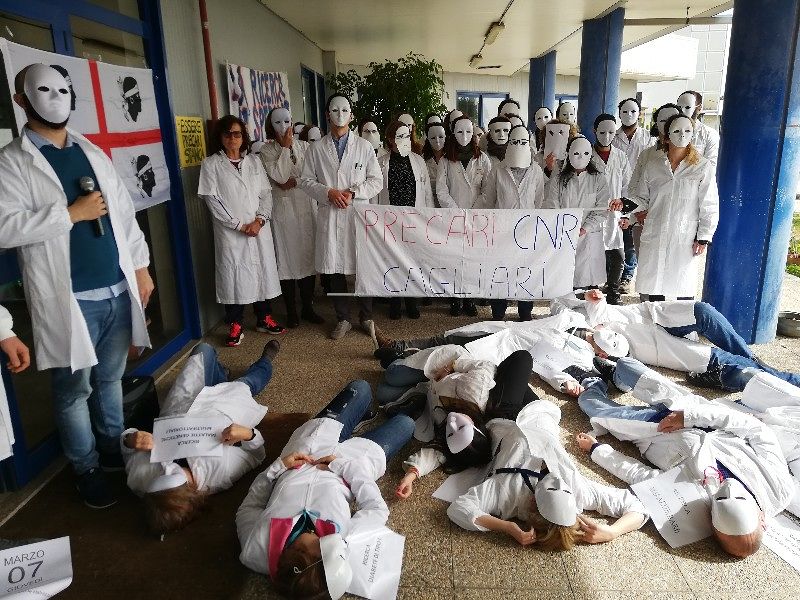 Monserrato, ricercatori alla canna del gas: “Precari da una vita e senza futuro”