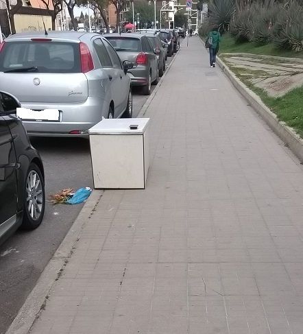 Cagliari, “da settimane un frigo abbandonato in via Liguria nonostante le segnalazioni”