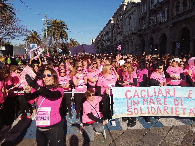 L’onda rosa colora tutta Cagliari, 13mila donne in corsa per la SoloWomenRun