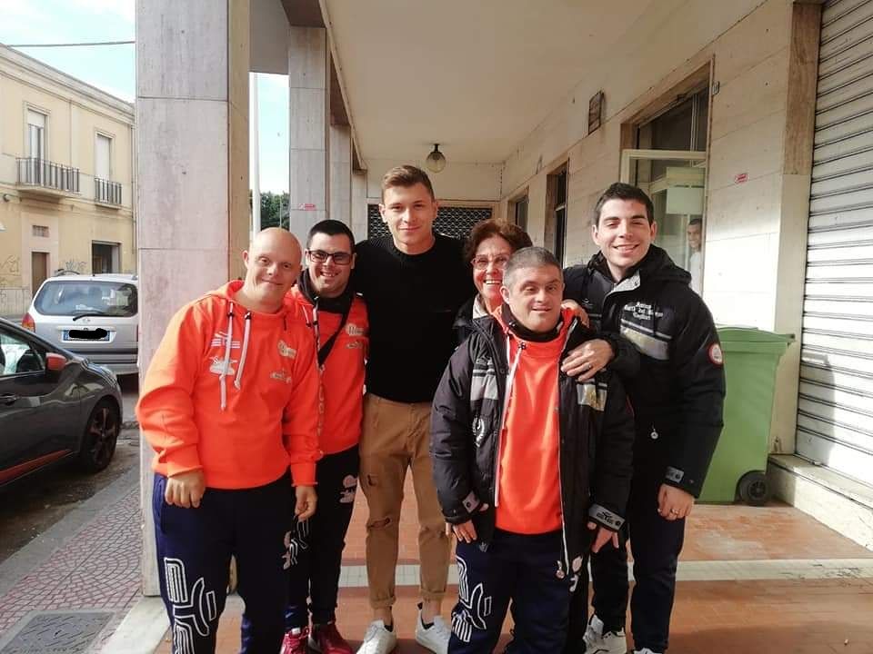 Pirri, colazione speciale da Mariuccia per i ragazzi della Olimpia Onlus: caffè e foto con Barella