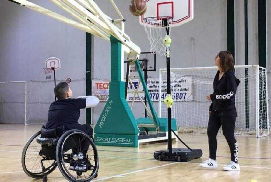 Matteo di Quartu, giovane promessa del basket: “Per continuare ad allenarsi gli serve una carrozzina”