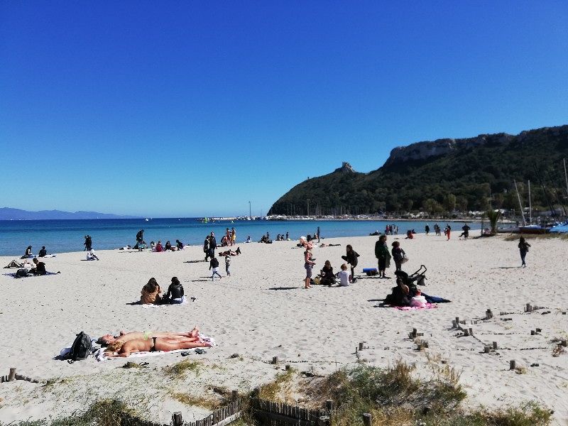 Cagliari si svuota, boom primavera: Poetto preso d’assalto e primi tuffi per i turisti, assalto ai “caddozzoni”