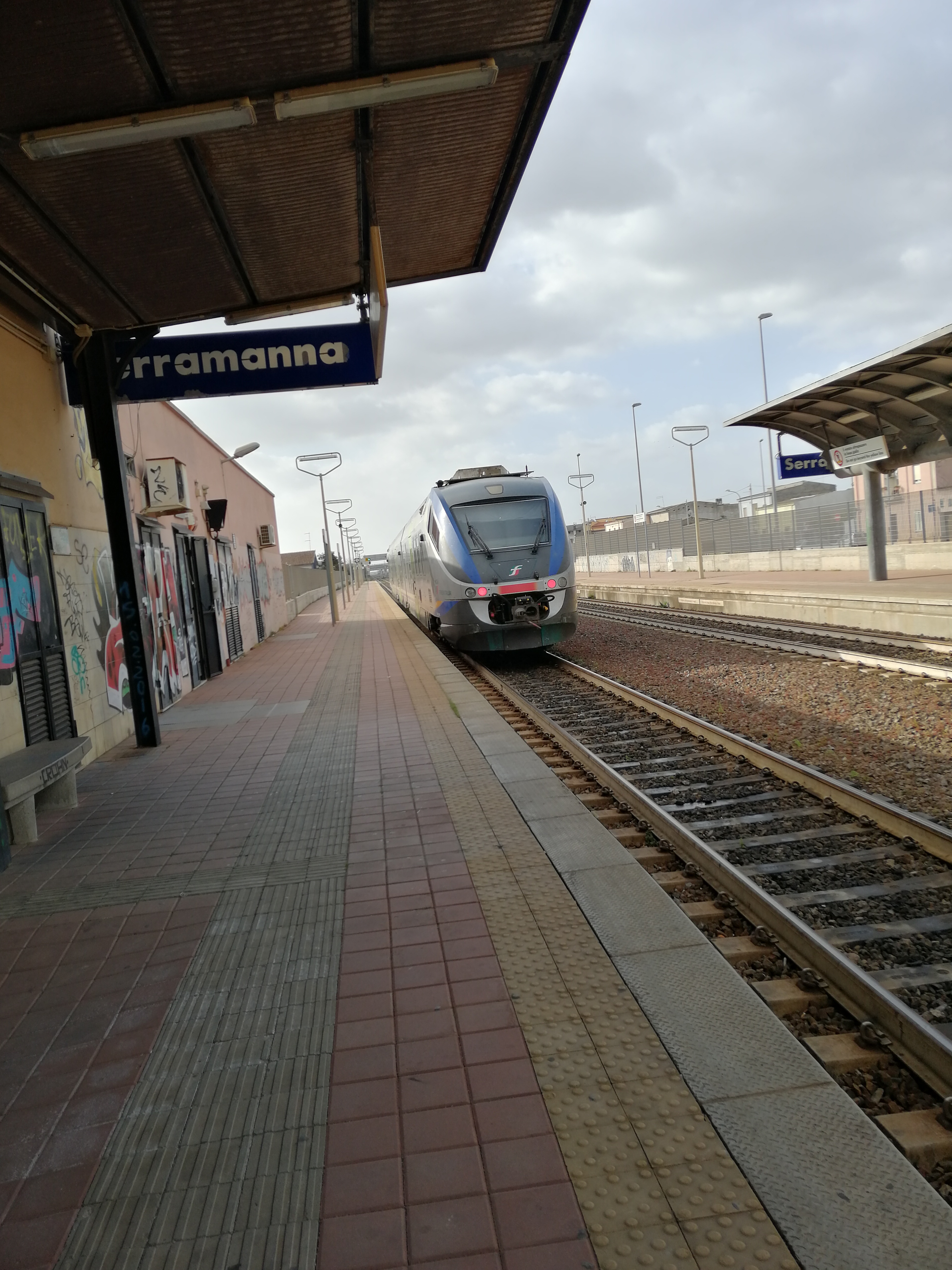 Samassi, c’è chi raccoglie asparagi vicino ai binari: treni in forte ritardo