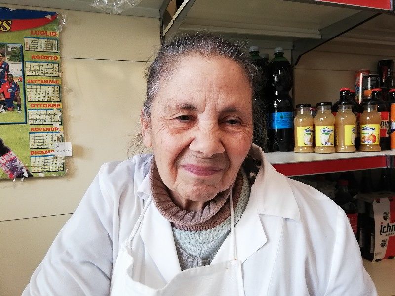 L’ultimo sacchetto di frutta di Carmen: “Dopo sessant’anni chiudo il mio minimarket a Cagliari”