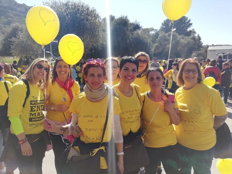 Cagliari, 500 donne marciano contro l’endometriosi al Poetto: “Non trattateci come fantasmi”